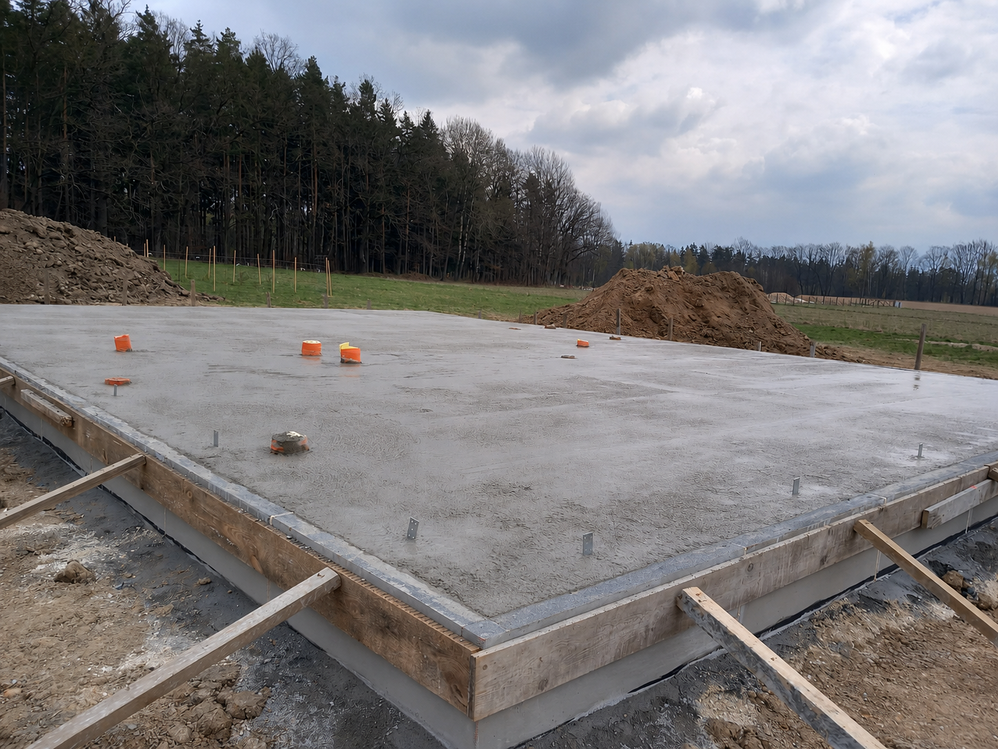 Gotowa plyta fundamentowa przygotowana pod montaz domu prefabrykowanego.